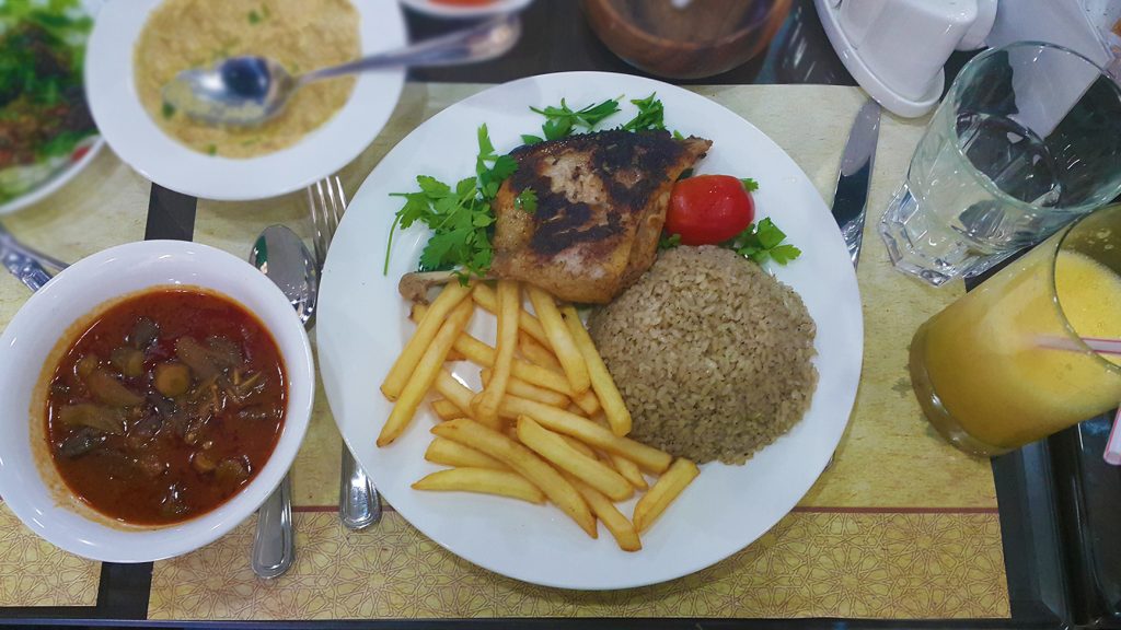 طبق البط مع الأرز والخضار